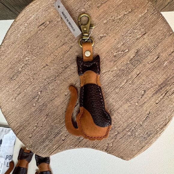 DAKOTA Portland Leather Tom Kitty Cat Charm FAST SHIP NEW KEYCHAIN - Picture 1 of 6